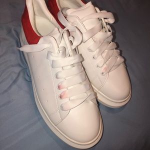 Alexander McQueens Oversized Sneaker